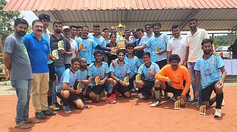 ಬಿ.ಡಿವಿಜನ್ ಲೀಗ್ ನಾಕೌಟ್ ಟೂರ್ನಿಯಲ್ಲಿ ಚಾಂಪಿಯನ್ ಪಟ್ಟ ಅಲಂಕರಿಸಿದ ಅಂಜಿಗೇರಿ ನಾಡ್ ತಂಡ.