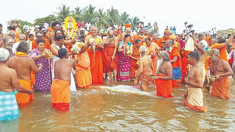  18ಆದರ್ಶ್‌ಕೆಡಿಜಿಎ4: ಸ್ವಚ್ಛ ಕಾವೇರಿಗಾಗಿ 15ನೇ ವರ್ಷದ ಕಾವೇರಿ ಜಾಗೃತಿ ರಥಯಾತ್ರೆ ಪೂಂಪ್ ಹಾರ್‌ನಲ್ಲಿ ಧಾರ್ಮಿಕ ಕಾರ್ಯಕ್ರಮಗಳ ಜತೆಗೆ ಪವಿತ್ರ ಕಾವೇರಿಯನ್ನು ಸಮುದ್ರ ಸಂಗಮದಲ್ಲಿ ವಿಸರ್ಜನೆಗೊಳಿಸುವ ಮೂಲಕ ಸೋಮವಾರ ಸಮಾಪ್ತಿಗೊಂಡಿತು. ರಮಾನಂದ ಸ್ವಾಮೀಜಿ, ಬಾಲ ರಘುನಾಥಾನಂದ ಸ್ವಾಮೀಜಿ, ಶಿವರಾಮನಂದ ಸ್ವಾಮೀಜಿ ಇತರರಿದ್ದರು.