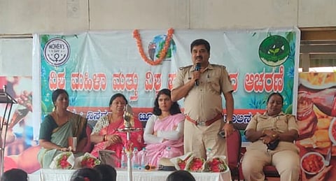 ಕುಶಾಲನಗರದ ಎನ್‌ಟಿಸಿ ಆವರಣದಲ್ಲಿ ಆಯೋಜಿಸಿದ್ದ ವಿಶ್ವ ಮಹಿಳಾ ದಿನ ಮತ್ತು ವಿಶ್ವ ಪರಿಸರ ದಿನಾಚರಣೆ ಕಾರ್ಯಕ್ರಮದಲ್ಲಿ ಪ್ರದೀಪ್ ಕುಮಾರ್ ಮಾತನಾಡಿದರು. ಬಿ.ಎನ್.ಪುಷ್ಪಾ, ಮಿಲನಾ ಭರತ್ ಇತರರಿದ್ದರು.