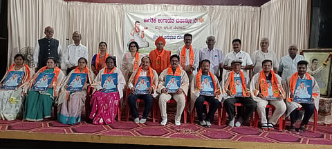 ಬೆಳಗಾವಿ ನಗರದ ಮಹಾಂತ ಭವನದಲ್ಲಿ ಜಾಗತಿಕ ಲಿಂಗಾಯತ ಮಹಾಸಭಾ ಜಿಲ್ಲಾ ಟಕದಿಂದ ಏರ್ಪಡಿಸಿದ ಮಾಸಿಕ ಅನುಭಾವ ಗೋಷ್ಠಿಯಲ್ಲಿ ಬಾರ್​ ಅಸೋಶಿಯೇಶನ್​ಗೆ ಆಯ್ಕೆಯಾದವರನ್ನು ಗೌರವಿಸಲಾಯಿತು. ಡಾ.ಅಲ್ಲಮಪ್ರಭು ಸ್ವಾಮೀಜಿ, ಎಸ್​.ಜಿ.ಸಿದ್ನಾಳ, ಮುರಿಗೆಪ್ಪ ಬಾಳಿ, ಎ್​.ಆರ್​.ಪಾಟೀಲ, ಈರಣ್ಣ ಚಿನಗುಡಿ ಇತರರಿದ್ದರು.