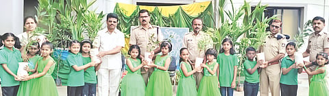 ಔರಾದ್​ ತಾಲೂಕಿನ ಸಂತಪುರ ದೀಪಾಲಯ ಆಂಗ್ಲ ಮಾಧ್ಯಮ ಶಾಲೆಯಲ್ಲಿ ಶನಿವಾರ ಹಮ್ಮಿಕೊಂಡಿದ್ದ ವನಮಹೋತ್ಸವ ಕಾರ್ಯಕ್ರಮದಲ್ಲಿ  ಆರ್​ಎ್​ಒ ಎಂ.ಡಿ.ಮುದಾಸಿರ್​, ಎಎಸ್​ಐ ಏಕನಾಥ, ಶ್ರೀನಾಥ, ಶಿವಕಾಂತಯ್ಯ ಮಠಪತಿ, ಸಿಸ್ಟರ್​ ಪ್ರೀತಿ ಹಾಗೂ ಮಕ್ಕಳಿದ್ದರು.
