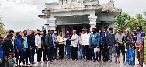 ಅರಕಲಗೂಡು ತಾಲೂಕಿನ ಮಜ್ಜನಹಳ್ಳಿ ಗ್ರಾಮದ ಶ್ರೀ ಬಸವೇಶ್ವರ ದೇವಸ್ಥಾನದ ಜೀರ್ಣೋದ್ಧಾರ ಕಾರ್ಯಕ್ಕೆ ಶ್ರೀ ಧರ್ಮಸ್ಥಳ ಗ್ರಾಮಾಭಿವೃದ್ಧಿ ಸಂಸ್ಥೆ ವತಿಯಿಂದ ತಾಲೂಕು ಯೋಜನಾಧಿಕಾರಿ ಬಾಬು ಅವರು ದೇವಸ್ಥಾನ ಸಮಿತಿಯವರಿಗೆ 1 ಲಕ್ಷ ರೂ ಮೊತ್ತದ ಡಿ.ಡಿ.ಯನ್ನು ಹಸ್ತಾಂತರಿಸಿದರು. ಮಧು, ಯೋಗಣ್ಣ, ವಿನಯಕುಮಾರ್ ಇತರರಿದ್ದರು.