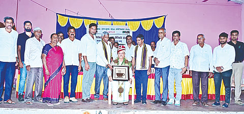 ಅರಕಲಗೂಡು ತಾಲೂಕಿನ ಮಲ್ಲಿಪಟ್ಟಣದಲ್ಲಿ ಏರ್ಪಡಿಸಿದ್ದ ಕಾಫಿ ಬೆಳೆಗಾರರ ಸಭೆಯಲ್ಲಿ ಕರ್ನಾಟಕ ರಾಜ್ಯೋತ್ಸವ ಪ್ರಶಸ್ತಿ ಪುರಸ್ಕೃತರಾದ ಡಾ. ಎಂ.ಸಿ.ರಂಗಸ್ವಾಮಿ ಅವರನ್ನು ಸನ್ಮಾನಿಸಲಾಯಿತು. ಕೃಷ್ಣರಾಜ್, ಬಸವರಾಜು, ದೇವರಾಜೇಗೌಡ, ಸುಮಿತ್ರಮ್ಮ, ವಿಶ್ವನಾಥ್, ಅರುಣ್ ಕುಮಾರ್, ಕಾಂತರಾಜು, ರಾಜೇಶ್ ಇತರರಿದ್ದರು.