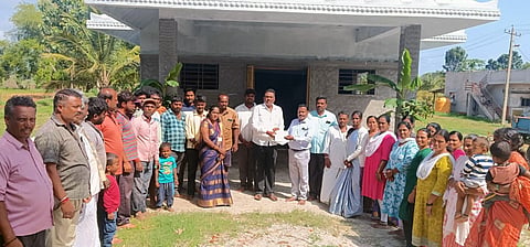 ಅರಕಲಗೂಡು ತಾಲೂಕಿನ ಶಾನಭೋಗನಹಳ್ಳಿ ಗ್ರಾಮದಲ್ಲಿ ಶ್ರೀ ಮೈಲಾರಲಿಂಗೇಶ್ವರ ಮತ್ತು ಶ್ರೀ ರೇಣುಕಾದೇವಿ ದೇವಸ್ಥಾನ ಅಭಿವೃದ್ಧಿಗೆ ಧರ್ಮಸ್ಥಳ ಗ್ರಾಮಾಭಿವೃದ್ಧಿ ಸಂಸ್ಥೆ ವತಿಯಿಂದ 1.50 ಲಕ್ಷ ರೂ.ಸಹಾಯ ಧನದ ಚೆಕ್ ವಿತರಿಸಲಾಯಿತು. ಬಾಬು, ನಾಗರಾಜು, ಕವಿತಾ ಇತರರಿದ್ದರು.