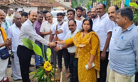 ಅರಕಲಗೂಡಿನಲ್ಲಿ ರಸ್ತೆ ಅಭಿವೃದ್ಧಿ ಕಾಮಗಾರಿಗೆ ಗುರುವಾರ ಸಂಸದ ಶ್ರೇಯಸ್ ಪಟೇಲ್ ಭೂಮಿಪೂಜೆ ನೆರವೇರಿಸಿದರು. ಕೆ.ಸಿ.ಸೌಮ್ಯಾ, ನಾಗೇಂದ್ರ ಕುಮಾರ್ ಇತರರಿದ್ದರು.