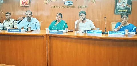 ಭದ್ರಾವತಿ ನಗರಸಭೆ ಕಚೇರಿ ಸಭಾಂಗಣದಲ್ಲಿ ಕೌನ್ಸಿಲ್ ಸಾಮಾನ್ಯ ಸಭೆ ನಡೆಯಿತು. ಗೀತಾ ರಾಜ್‌ಕುಮಾರ್, ಕೆ.ಎನ್.ಹೇಮಂತ್, ಬಷೀರ್ ಅಹಮದ್, ಪ್ರಕಾಶ್ ರಾಥೋಡ್, ಕೆ.ಪಿ.ಪ್ರೇಮಾ ಇದ್ದರು.   