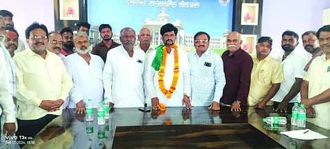 ಮಲ್ಲಮ್ಮನ ಬೆಳವಡಿ ಗ್ರಾಮದಲ್ಲಿ ಹಮ್ಮಿಕೊಂಡಿದ್ದ ಪೂರ್ವಭಾವಿ ಸಭೆಯಲ್ಲಿ ಧರ್ಮರಾಜ ಗೌಡರ ಅವರನ್ನು ಗ್ರಾಮಸ್ಥರು ಸನ್ಮಾನಿಸಿದರು. ಉಸ್ಮಾನ್ ಹಾದಿಮನಿ, ಮಲ್ಲಿಕಾರ್ಜುನ ಹುಂಬಿ, ನಿಂಗಪ್ಪ ತುರಾಯಿ, ವಿಠ್ಠಲ ಪಿಸೆ, ಪ್ರಕಾಶ ಬಳಿಗಾರ, ಈರಣ್ಣ ತುರಾಯಿ ಇತರರಿದ್ದರು.
