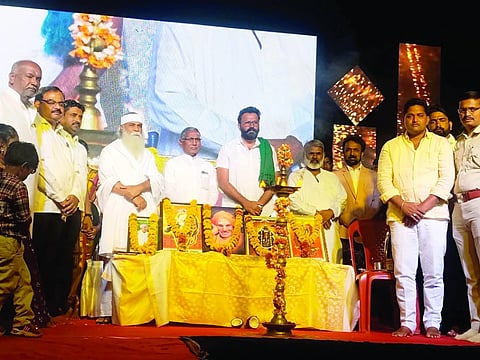 ಮಲ್ಲಮ್ಮನ ಬೆಳವಡಿ ಗ್ರಾಮದ ಆದರ್ಶ ಶಿಕ್ಷಣ ಸಂಸ್ಥೆಯ ಸ್ನೇಹಸಮ್ಮೇಳನದಲ್ಲಿ ಶಿವಾನಂದ ಗುರೂಜಿ, ಡಾ.ಅಯ್ಯನಗೌಡ ಪಾಟೀಲ, ರುದ್ರಯ್ಯ ರೊಟ್ಟಯ್ಯನವರ, ಚಂದ್ರಶೇಖರಯ್ಯ ಕಾರಿಮನಿ, ಪ್ರವೀಣ ಗಂಗೋಳ, ಮಹಾಂತೇಶ ಕಮತ ಇತರರಿದ್ದರು.