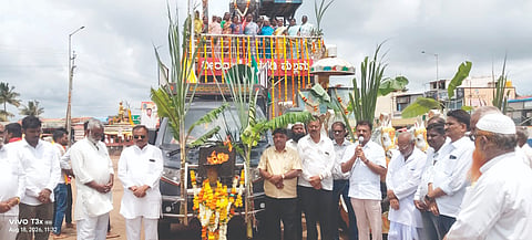  ಮಲ್ಲಮ್ಮನ ಬೆಳವಡಿ ಗ್ರಾಮಕ್ಕೆ ಆಗಮಿಸಿದ ಜ್ಯೋತಿ ಯಾತ್ರೆ ಪೂಜಾ ಕಾರ್ಯಕ್ರಮದಲ್ಲಿ ಮಾಜಿ ಶಾಸಕ ಡಾ.ವಿಶ್ವನಾಥ ಪಾಟೀಲ ಮಾತನಾಡಿದರು. ಪ್ರಕಾಶ ಹುಂಬಿ, ಚಂದ್ರಶೇಖರ ಕಾರಿಮನಿ, ಈರಣ್ಣ ಕರಿಕಟ್ಟಿ, ಮಡಿವಾಳಪ್ಪ ಕಾಡೇಶನವರ ಇತರರಿದ್ದರು.