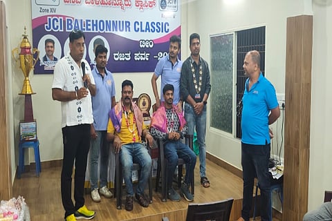 ವಿಶ್ವ ಯುವ ಕೌಶಲ್ಯ ದಿನಾಚರಣೆ ಅಂಗವಾಗಿ ಬಾಳೆಹೊನ್ನೂರಿನ ಜೇಸಿಐ ಸಂಸ್ಥೆಯಿಂದ ಶೃಜಿತ್ ಹುಯಿಗೆರೆ, ಮಂಜುನಾಥ್ ತುಪ್ಪೂರು ಅವರನ್ನು ಸನ್ಮಾನಿಸಲಾಯಿತು.