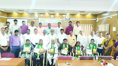 ರೈತ ದಿನಾಚರಣೆ ಅಂಗವಾಗಿ ಬೈಲಹೊಂಗಲದಲ್ಲಿ ನಡೆದ ವಿಚಾರ ಸಂಕಿರಣದಲ್ಲಿ ಸಾಧಕ ರೈತರನ್ನು ಸನ್ಮಾನಿಸಲಾಯಿತು. ಗುರು ಮೆಟ್ಟಗುಡ್ಡ, ಎಚ್.ಡಿ.ಕೊಳೇಕರ, ಡಾ.ಮಂಜುನಾಥ ಚೌರಡ್ಡಿ, ಬಸವರಾಜ ದಳವಾಯಿ ಇತರರಿದ್ದರು.