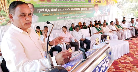 ಬೈಲಹೊಂಗಲದಲ್ಲಿ ಹಮ್ಮಿಕೊಂಡಿದ್ದ ಬೃಹತ್​ ಕೃಷಿಮೇಳ ಮತ್ತು ಭಾರೀ ಜಾನುವಾರು ಜಾತ್ರೆ ಕೃಷಿ ವಿಚಾರಸಂಕಿರಣದಲ್ಲಿ ಸೋಮನಗೌಡ್ರು ಮಾತನಾಡಿದರು. ಡಾ.ಗುರುರಾಜ ಕೌಜಲಗಿ, ವಿಶ್ವನಾಥ ಇತರರಿದ್ದರು.