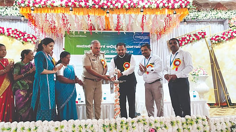 ಬೈಲಹೊಂಗಲ ನಗರದಲ್ಲಿ ಹಮ್ಮಿಕೊಂಡಿದ್ದ ಸಾಮಾಜಿಕ-ಆರ್ಥಿಕ ಅಭಿವೃದ್ಧಿ ಕಾರ್ಯಾಗಾರವನ್ನು ತಹಸೀಲ್ದಾರ್ ಸದಾಶಿವ ಮಕ್ಕೊಜಿ ಉದ್ಘಾಟಿಸಿದರು. ಪ್ರಮೋದ ಯಲಿಗಾರ, ಆನಂದ ಲಮಾಣಿ ಇತರರಿದ್ದರು.