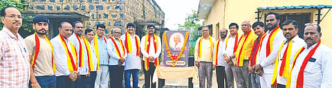 ಭಾಲ್ಕಿಯ ತಾಲೂಕು ಸರ್ಕಾರಿ ನೌಕರರ ಸಂಘದ ಕಚೇರಿ ಆವರಣದಲ್ಲಿ ಖ್ಯಾತ ಗಾಯಕಿ ಎಸ್​.ಜಾನಕಿ  ಭಾವಚಿತ್ರಕ್ಕೆ ಪುಷ್ಪವೃಷ್ಟಿ ಸಲ್ಲಿಸಿ ನುಡಿನಮನ ಸಲ್ಲಿಸಲಾಯಿತು. ಸಂಘದ ತಾಲೂಕು ಅಧ್ಯಕ್ಷ ಚಂದ್ರಶೇಖರ ಬನ್ನಾಳೆ, ತಾಲೂಕು ಕಸಾಪ ಅಧ್ಯಕ್ಷ ನಾಗಭೂಷಣ ಮಾಮಡಿ, ರಾಜಪ್ಪ ಪಾಟೀಲ್​ ಇತರರಿದ್ದರು.
