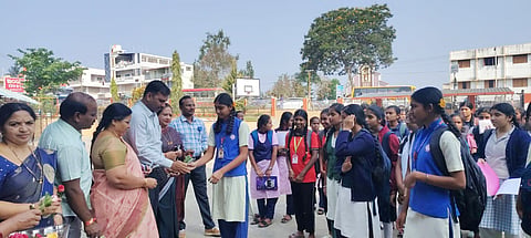 ಎಸ್‌ಎಸ್‌ಎಲ್‌ಸಿ ಪರೀಕ್ಷೆ ಬರೆಯಲು ಪರೀಕ್ಷಾ ಕೆಂದ್ರಕ್ಕೆ ಆಗಮಿಸಿದ ವಿದ್ಯಾರ್ಥಿಗಳಿಗೆ ತಹಸೀಲ್ದಾರ್ ಶ್ರೀಧರ್ ಕಂಕನವಾಡಿ, ಕ್ಷೇತ್ರ ಶಿಕ್ಷಣಾಧಿಕಾರಿ ಭಾಗ್ಯಮ್ಮ ಗುಲಾಬಿ ಹೂ ಹಾಗೂ ಪೆನ್ನು ನೀಡಿ ಶುಭ ಕೋರಿದರು.