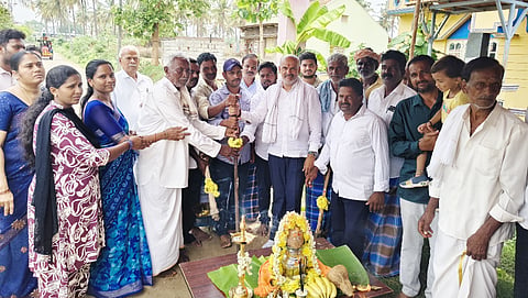 ಮಾಜಿ ಪ್ರಧಾನಿ ಹಾಗೂ ಜಾತ್ಯತೀತ ಜನತಾ ದಳದ ರಾಷ್ಟ್ರೀಯ ಅಧ್ಯಕ್ಷ ಎಚ್.ಡಿ.ದೇವೇಗೌಡರ ಹುಟ್ಟುಹಬ್ಬದ ಅಂಗವಾಗಿ ಶ್ರೀ ಚನ್ನಕೇಶವಸ್ವಾಮಿ ದೇಗುಲದಲ್ಲಿ ಪೀಜೆ ಸಲ್ಲಿಸಿ ಪ್ರಾರ್ಥಿಸಿದ ಪಕ್ಷದ ಮುಖಂಡರು, ಅಭಿಮಾನಿಗಳು 