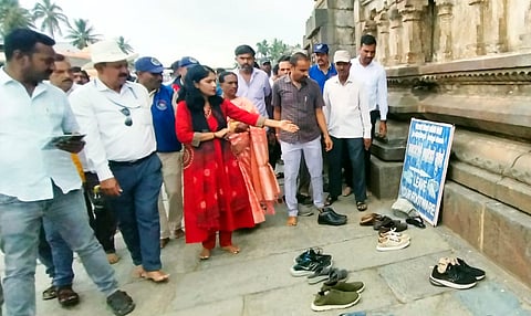 ಪಟ್ಟಣದ ಶ್ರೀ ಚೆನ್ನಕೇಶವಸ್ವಾಮಿ ದೇಗುಲಕ್ಕೆ ಜಿಲ್ಲಾಧಿಕಾರಿ ಕೆ.ಎಸ್.ಲತಾಕುಮಾರಿ  ಭೇಟಿ ನೀಡಿ ದೇವಾಲಯದ ವ್ಯವಸ್ಥೆಗಳನ್ನು ಪರಿಶೀಲಿಸಿದರು. ಶ್ರೀಧರ ಕಂಕನವಾಡಿ, ಅಕ್ರಂ ಶರೀಫ್, ತೀರ್ಥಕುಮಾರಿ ವೆಂಕಟೇಶ್ ಇತರರಿದ್ದರು.