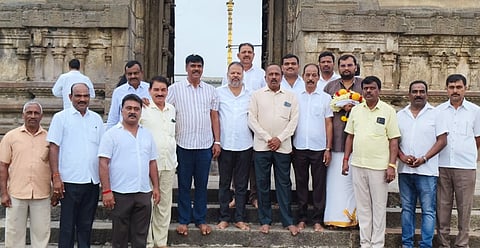   ತಾಲೂಕಿನ ಹೆಬ್ಬಾಳು ಗ್ರಾಮದಲ್ಲಿ ಆಯೋಜಿಸಿದ್ದ ಇಷ್ಟಲಿಂಗ ಪೂಜೆ ಹಾಗೂ ಶಿವಾನುಭವ ಕಾರ್ಯಕ್ರಮದಲ್ಲಿ ಭಕ್ತರೊಂದಿಗೆ ಹಾಸನ ಸೀಗೆಗುಡ್ಡದ ಶ್ರೀ ನಂದೀಶ್ವರ ಶಿವಾಚಾರ್ಯ ಸ್ವಾಮೀಜಿ