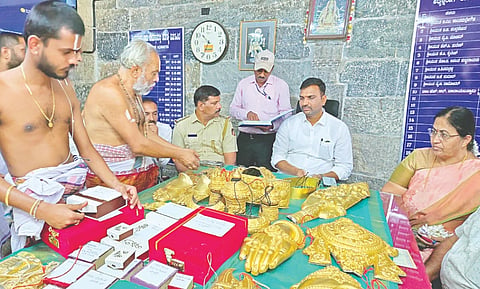 ಶ್ರೀ ಚನ್ನಕೇಶವಸ್ವಾಮಿ ಜಾತ್ರಾ ಮಹೋತ್ಸವದ ಹಿನ್ನೆಲೆಯಲ್ಲಿ ದೇವರ ಆಭರಣಗಳನ್ನು ಅಡ್ಡಪಲ್ಲಕ್ಕಿಯಲ್ಲಿ ದೇಗುಲಕ್ಕೆ ಕೊಂಡೊಯ್ದು, ನಂತರ ದೇಗುಲದಲ್ಲಿ ಪರಿಶೀಲಿಸಲಾಯಿತು. ತಹಸೀಲ್ದಾರ್ ಶ್ರೀಧರ್ ಕಂಕನವಾಡಿ, ಇಒ ಯೋಗೀಶ್ ಇತರರಿದ್ದರು.