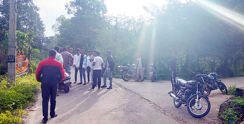 ಸಾರ್ವಜನಿಕ ರಸ್ತೆಯಲ್ಲಿ ಅಪಾಯಕಾರಿಯಾಗಿ ಬೈಕ್ ವೀಲಿಂಗ್ ಮಾಡಲು ಮುಂದಾದ ಯುವಕರನ್ನು ತಡೆದು ಸ್ಥಳೀಯರು ತರಾಟೆಗೆ ತೆಗೆದು ಕೊಂಡಿರುವುದು. 