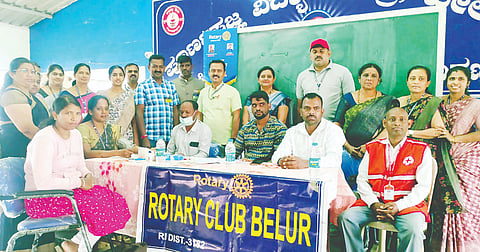 ಬೇಲೂರಿನ ರೋಟರಿ ಕ್ಲಬ್‌ನಿಂದ ಪಟ್ಟಣದ ಪೂರ್ಣಪ್ರಜ್ಞ ವಿದ್ಯಾ ಸಂಸ್ಥೆಯಲ್ಲಿ ಶಿಕ್ಷಕರಿಗಾಗಿ ಆಯೋಜಿಸಿದ್ದ ಉಚಿತ ರಕ್ತದೊತ್ತಡ ಮತ್ತು ಮಧುಮೇಹ ತಪಾಸಣೆ ಹಾಗೂ ಆರೋಗ್ಯ ಜಾಗೃತಿ ಕಾರ್ಯಕ್ರಮದಲ್ಲಿ ಭಾಗವಹಿಸಿರುವ ಶಿಕ್ಷಕರು 
