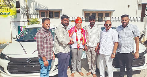 ಬೇಲೂರು ಪಟ್ಟಣದ ಶಾಸಕರ ನಿವಾಸದಲ್ಲಿ ಅರ್ಹ ಫಲಾನುಭವಿಗಳಿಗೆ ಸೌಲಭ್ಯಗಳ ವಿತರಣೆ ಕಾರ್ಯಕ್ರಮದಲ್ಲಿ ಫಲಾನುಭವಿಗಳು ಶಾಸಕ ಎಚ್.ಕೆ.ಸುರೇಶ್ ಅವರನ್ನು ಅಭಿನಂದಿಸಿದರು. 