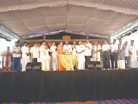 ಬಾರಕೂರು ಕಚ್ಚೂರು ಶ್ರೀ ವಾಲ್ತಿದೇವಿ ಶ್ರೀ ಬಬ್ಬುಸ್ವಾಮಿ ಮೂಲಕ್ಷೇತ್ರದಲ್ಲಿ ಭಾನುವಾರ ನಡೆದ 5 ದಿನಗಳ ಜಾತ್ರಾ ಮಹೋತ್ಸವದ ಧಾರ್ಮಿಕ ಸಭಾ ಕಾರ್ಯಕ್ರಮವನ್ನು ಸಂಸದ ಕೋಟ ಶ್ರೀನಿವಾಸ ಪೂಜಾರಿ ಉದ್ಘಾಟಿಸಿದರು. 