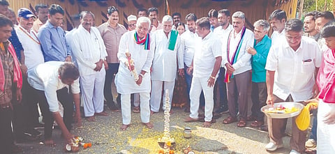 byadgi ಬ್ಯಾಡಗಿಯಲ್ಲಿ ರಸ್ತೆ ಅಭಿವೃದ್ಧಿ ಕಾಮಗಾರಿಗೆ ಶಾಸಕ ಬಸವರಾಜ ಶಿವಣ್ಣನವರ ಭೂಮಿ ಪೂಜೆ ನೆರವೇರಿಸಿದರು.
