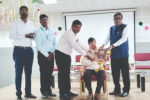 ಚಿಕ್ಕೋಡಿ ಕೆಎಲ್‌ಇ ಸಂಸ್ಥೆ ಬಿ.ಕೆ.ಕಾಲೇಜಿನಲ್ಲಿ ಹಮ್ಮಿಕೊಂಡಿದ್ದ ವಿಶೇಷ ಉಪನ್ಯಾಸ ಕಾರ್ಯಕ್ರಮದಲ್ಲಿ ಡಾ.ಗಜಾನನ ನಾಯ್ಕ ಅವರನ್ನು ಪ್ರಾಚಾರ್ಯ ಡಾ.ಬಿ.ಜಿ.ಕುಲಕರ್ಣಿ ಸನ್ಮಾನಿಸಿದರು. ಸುಧೀರ ಕೋಟಿವಾಲೆ, ಪ್ರಕಾಶ ಕೋಳಿ ಇತರರಿದ್ದರು.