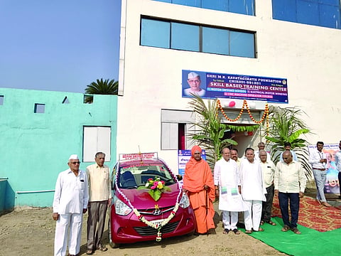 ಚಿಕ್ಕೋಡಿ ಪಟ್ಟಣದ ಸಿಎಲ್‌ಇ ಸಂಸ್ಥೆಯಲ್ಲಿ ಹಮ್ಮಿಕೊಂಡಿದ್ದ ಕೌಶಲ ಅಭಿವೃದ್ಧಿ ತರಬೇತಿ ಉದ್ಘಾಟನೆ ಕಾರ್ಯಕ್ರಮದಲ್ಲಿ ಮಹಾಂತೇಶ ಕವಟಗಿಮಠ, ಸಂಪಾದನಾ ಸ್ವಾಮೀಜಿ, ಸುಭಾಷ ಕಮಲಾಪುರೆ, ಶ್ರೀಕಾಂತ ಚನ್ನವರ ಇತರರಿದ್ದರು.