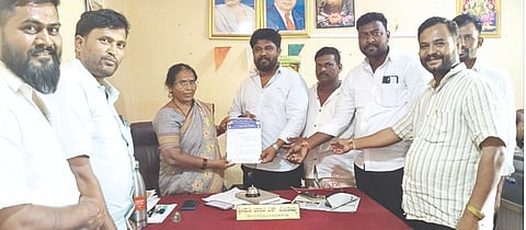 ದೇವರಹಿಪ್ಪರಗಿ ತಾಲೂಕಿನ ಮುಳಸಾವಳಗಿ ಗ್ರಾಮ ಪಂಚಾಯಿತಿಯಲ್ಲಿ ಅನುದಾನ ದುರುಪಯೋಗವಾಗಿದೆ ಎಂದು ಆಗ್ರಹಿಸಿ ಸದಸ್ಯರು ಹಾಗೂ ದಸಂಸ ಪದಾಧಿಕಾರಿಗಳು ಇಒ ಭಾರತಿ ಚಲುವಯ್ಯಗೆ ಮನವಿ ಸಲ್ಲಿಸಿದರು. ರಾಜು ರಾಠೋಡ, ಬೀರು ಹಳ್ಳಿ, ಪರಶುರಾಮ ನಾಯ್ಕೋಡಿ, ಪ್ರಕಾಶ ಗುಡಿಮನಿ, ರಾಜು ಸಿಂದಗೇರಿ, ಯಮನಪ್ಪ ಬೂತಾಳಿ ಇತರರಿದ್ದರು.