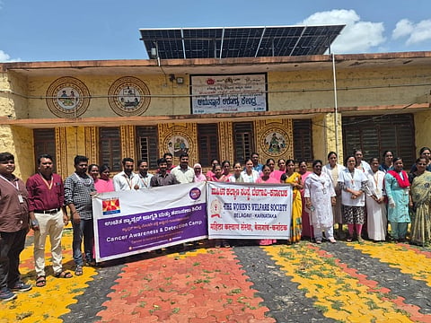 ಹುಕ್ಕೇರಿ ತಾಲೂಕಿನ ಅರ್ಜುನವಾಡದಲ್ಲಿ ಹಮ್ಮಿಕೊಂಡಿದ್ದ ಕ್ಯಾನ್ಸರ್ ತಪಾಸಣೆ ಶಿಬಿರದಲ್ಲಿ ಡಾ.ಅಮೃತಾ, ಜಬಿರ್, ಶಾಹೀನ್ ಹೊಂಬಳ ಇತರರು ಇದ್ದರು.