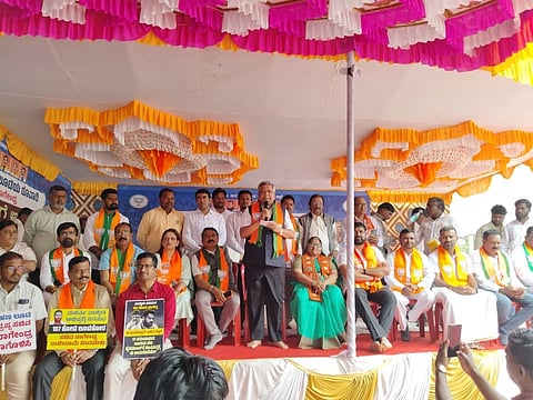 ಬೆಳಗಾವಿಯಲ್ಲಿ ಬಿಜೆಪಿ ಆಯೋಜಿಸಿದ್ದ ಧರಣಿಯಲ್ಲಿ ಸಂಸದ ಜಗದೀಶ ಶೆಟ್ಟರ ಮಾತನಾಡಿದರು. ಡಾ.ಸೋನಾಲಿ ಸರ್ನೋಬತ್, ಸಂಜಯ ಪಾಟೀಲ, ಗೀತಾ ಸುತಾರ, ಸುಭಾಸ ಪಾಟೀಲ ಇತರರಿದ್ದರು.