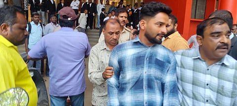 ಪೊಲೀಸ್ ಪೇದೆ ಮೇಲೆ ಹಲ್ಲೆ ಮಾಡಿದ ಯುವಕರನ್ನು ಕರೆದೊಯ್ದ ಪೊಲೀಸರು. 