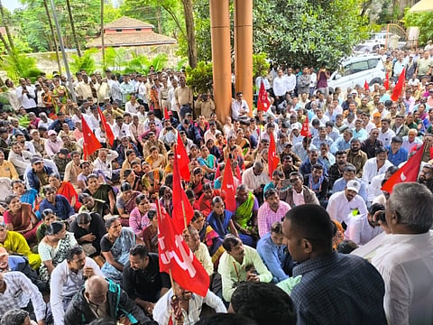 ಬೆಳಗಾವಿ ಜಿಪಂ ಎದುರು ಮಂಗಳವಾರ ಗ್ರಾಪಂ ನೌಕರರು ಪ್ರತಿಭಟನೆ ನಡೆಸಿ ಪ್ರಮುಖ ಬೇಡಿಕೆಗಳನ್ನು ಈಡೇರಿಸಲು ಆಗ್ರಹಿಸಿದರು.