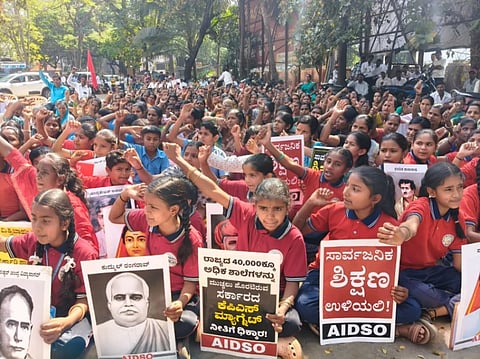  ಬೆಳಗಾವಿಯಲ್ಲಿ ಭಾನುವಾರ ಕೆಪಿಎಸ್ ಮ್ಯಾಗ್ನೆಟ್ ಶಾಲೆ ವಿರೋಧಿಸಿ ನಡೆದ ಜಿಲ್ಲಾಮಟ್ಟದ ಪೋಷಕರ ಸಭೆಯಲ್ಲಿ ವಿವಿಧ ಸರ್ಕಾರಿ ಶಾಲೆಗಳ ಮಕ್ಕಳು ಮತ್ತು ಪೋಷಕರು ಸರ್ಕಾರಿ ಶಾಲೆಗಳನ್ನು ಉಳಿಸುವಂತೆ ಭಿತ್ತಿಪತ್ರ ಪ್ರದರ್ಶಿಸಿ ಘೋಷಣೆ ಕೂಗಿದರು.