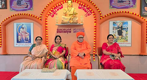 ಬೆಳಗಾವಿ ಕಾರಂಜಿಮಠದಲ್ಲಿ ನಡೆದ ಶ್ರಾವಣ ಶಿವಾನುಭವ ಕಾರ್ಯಕ್ರಮದಲ್ಲಿ ಗುರುಸಿದ್ಧ ಸ್ವಾಮೀಜಿ, ಸರಳಾ ಹೇರೇಕರ, ಡಾ.ವಿಜಯಲಕ್ಷ್ಮೀ ಪುಟ್ಟಿ, ಸುಧಾ ಪಾಟೀಲ ಇತರರಿದ್ದರು.