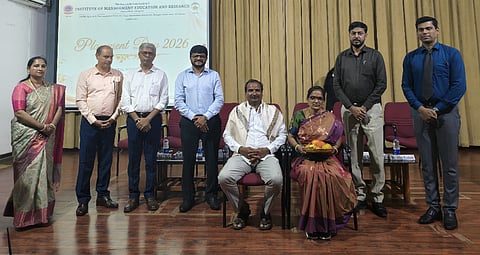 ಕೆಎಲ್‌ಎಸ್ ಐಎಂಇಆರ್‌ನಲ್ಲಿ ಈಚೆಗೆ ಪ್ಲೇಸ್‌ಮೆಂಟ್ ಸಾಧಕ ವಿದ್ಯಾರ್ಥಿಯ ಪಾಲಕರನ್ನು ಸನ್ಮಾನಿಸಲಾಯಿತು. ಸಮೀರ್ ಶೇಖ್, ಡಾ.ಆರ್ೀ ಶೇಖ್, ಸಂತೋಷ ತೌಕಾರಿ ಇತರರಿದ್ದರು.