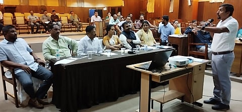 ಬೆಳಗಾವಿ ಪಾಲಿಕೆಯಲ್ಲಿ ಗುರುವಾರ ನಗರ ಸೇವಕರಿಗಾಗಿ ಹಮ್ಮಿಕೊಂಡಿದ್ದ ಎಸ್‌ಐಆರ್ ಮಾಹಿತಿ ಕಾರ್ಯಾಗಾರದಲ್ಲಿ ಸಿದ್ದು ಹುಲ್ಲೋಳಿ, ಪ್ರೀತಿ ಕಾಮಕರ, ಹನುಮಂತ ಕೊಂಗಾಲಿ, ಕಾರ್ತಿಕ ಎಂ. ಇತರರಿದ್ದರು.
