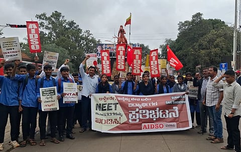 ಬೆಳಗಾವಿಯಲ್ಲಿ ಶನಿವಾರ ಸೋನಂ ವಾಂಗ್‌ಚುಕ್ ಹೋರಾಟ ಬೆಂಬಲಿಸಿ ಎಐಡಿಎಸ್‌ಒ ನೇತೃತ್ವದಲ್ಲಿ ವಿದ್ಯಾರ್ಥಿಗಳು ಪ್ರತಿಭಟಿಸಿದರು. ಪ್ರೊ.ಯಲ್ಲಪ್ಪ ಹಿಮ್ಮಡಿ, ಮಹಾಂತೇಶ ಬಿಳೂರ, ಪ್ರೊ.ಎಸ್.ಜಿ. ಚಿಕ್ಕನರಗುಂದ, ಜಿ.ವಿ.ಕುಲಕರ್ಣಿ, ಅಂಕುಶ ಪಾಟೀಲ, ಅಶ್ವಿನಿ, ಭೂಮಿಕಾ ಇತರರಿದ್ದರು. 