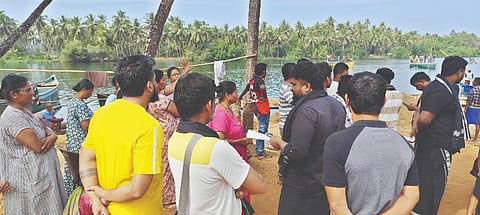 ಸೌಪಣಿಕಾ ನದಿಯಲ್ಲಿ ಮರಳು ತೆಗೆಯುತ್ತಿರುವುದನ್ನು ವಿರೋಧಿಸಿ ಸ್ಥಳೀಯರು ಪ್ರತಿಭಟನೆ ನಡೆಸಿದರು.