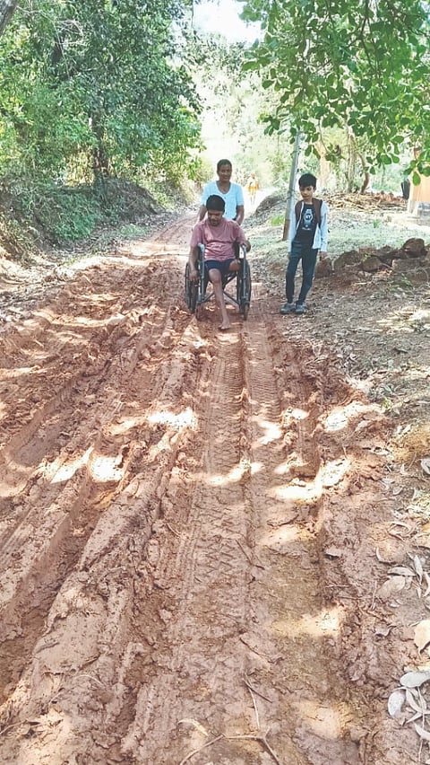  ಕೆಸರುಮಯ ರಸ್ತೆಯಲ್ಲಿ ಅಂಗವಿಕಲರನ್ನು ಕರೆದೊಯ್ಯುತ್ತಿರುವುದು.