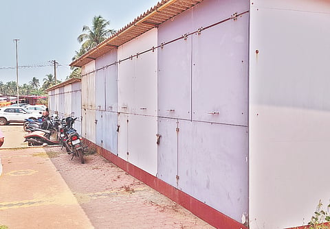  ಮರವಂತೆ ವರಾಹ ಸ್ವಾಮಿ ದೇವಸ್ಥಾನದ ಸಮೀಪ ನಿರ್ಮಿಸಲಾಗಿದ್ದ ಅಂಗಡಿ ಕೋಣೆಗಳು ಉಪಯೋಗಿಕ್ಕಿಲ್ಲದೆ ಪಾಳು ಬಿದ್ದಿದೆ.