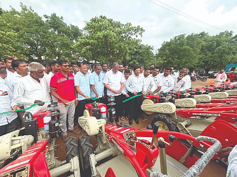 ಗೋಕಾಕ ನಗರದಲ್ಲಿ ಲಾನುಭವಿಗಳಿಗೆ ಶಾಸಕ ಬಾಲಚಂದ್ರ ಜಾರಕಿಹೊಳಿ ರಿಯಾಯಿತಿ ದರದ ಕೃಷಿ ಉಪಕರಣ ವಿತರಿಸಿದರು.  ವಿನಾಯಕ ತುರಾಯಿದಾರ, ಪಿ.ಎಚ್.ಹುಲಗಬಾಳಿ ಇತರರಿದ್ದರು.