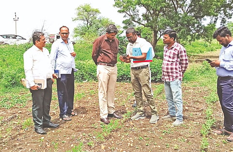 ಗುರುಮಠಕಲ್ ಹೊರವಲಯದ ಚಪೆಟ್ಲಾ ಮಾರ್ಗದ ಜಮೀನೊಂದಕ್ಕೆ ಜಿಲ್ಲಾಽಕಾರಿ ರಾಹುಲ್ ಪಾಂಡ್ವೆ ಭೇಟಿ ನೀಡಿ ಪರಿಶೀಲಿಸಿದರು. ಚನ್ನಮ್ಮಲ್ಲಪ್ಪ ಘಂಟಿ, ಪರಶುರಾಮ್, ಅಂಬ್ರೀಶ ಪಾಟೀಲ್, ನರಸಿಂಹ ಸ್ವಾಮಿ, ಶರಣಬಸ್ಸಪ್ಪ  ಇತರರಿದ್ದರು.