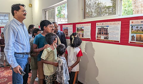 ಹಳೇಬೀಡಿನ ಹೊಯ್ಸಳೇಶ್ವರ ದೇಗುಲ ಆವರಣದಲ್ಲಿ ಅಂತಾರಾಷ್ಟ್ರೀಯ ಸಂಗ್ರಹಾಲಯಗಳ ದಿನಾಚರಣೆ ಪ್ರಯುಕ್ತ ಸೋಮವಾರ ಆಯೋಜಿಸಿದ್ದ ಕರ್ನಾಟಕದ ಸಂಗ್ರಹಾಲಯಗಳ ಇತಿಹಾಸ ಸಾರುವ ಛಾಯಚಿತ್ರ ಪ್ರದರ್ಶವನ್ನು ಸಾರ್ವಜನಿಕರು ಹಾಗೂ ವಿದ್ಯಾರ್ಥಇಗಳು ವೀಕ್ಷಿಸಿದರು.