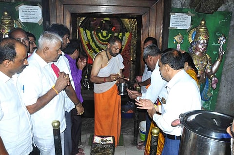 ಧಾರ್ಮಿಕ ಹಾಗೂ ಸಾಮಾಜಿಕ ಕಾರ್ಯಕ್ರಮಗಳೊಂದಿಗೆ ಕೇಂದ್ರ ಸಚಿವ ಎಚ್.ಡಿ.ಕುಮಾರಸ್ವಾಮಿ ಹಾಗೂ ಮಾಜಿ ಸಚಿವ ಎಚ್.ಡಿ.ರೇವಣ್ಣ ಅವರ ಜನ್ಮದಿನವನ್ನು ಜೆಡಿಎಸ್ ಮುಖಂಡರು ಹಾಗೂ ಕಾರ್ಯಕರ್ತರು ಆಚರಿಸಿದರು.