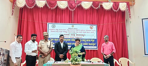 ಹಾಸನ ನಗರದ ಅಂಬೇಡ್ಕರ್ ಭವನದಲ್ಲಿ ಹಮ್ಮಿಕೊಂಡಿದ್ದ ಬಾಲ್ಯ ವಿವಾಹ ಮುಕ್ತ ಭಾರತ ಅಭಿಯಾನ  ಅಂಗವಾಗಿ ‘ಬಾಲ್ಯ ವಿವಾಹ ಮುಕ್ತ ಹಾಸನ’ ಶೀರ್ಷಿಕೆಯಡಿ ಆಯೋಜಿಸಿದ್ದ  ಕಾನೂನು ಅರಿವು ಮತ್ತು ಜಾಗೃತಿ ಕಾರ್ಯಕ್ರಮವನ್ನು ಗಣ್ಯರು ಉದ್ಘಾಟಿಸಿದರು. ಸಿಇಒ ಬಿ.ಆರ್.ಪೂರ್ಣಿಮಾ, ಕೆ.ಜಿ. ದಿಲೀಪ್, ಡಿವೈಎಸ್ಪಿ ಗಂಗಾಧರಪ್ಪ, ಮಹಿಳಾ ಮತ್ತು ಮಕ್ಕಳ ಅಭಿವೃದ್ಧಿ ಇಲಾಖೆ ಉಪ ನಿರ್ದೇಶಕ ಧರಣಿ ಕುಮಾರ್, ಕಾಂತರಾಜು  ಇತರರಿದ್ದರು.