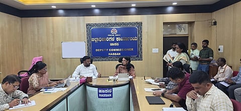 ಜಿಲ್ಲಾಧಿಕಾರಿ ಕಚೇರಿ ಸಭಾಂಗಣದಲ್ಲಿ ಬುಧವಾರ ಶಾಸಕ ಸ್ವರೂಪ್ ಪ್ರಕಾಶ್  ಅಧ್ಯಕ್ಷತೆಯಲ್ಲಿ ಹಾಸನ ವಿಧಾನಸಭಾ ಕ್ಷೇತ್ರ ವ್ಯಾಪ್ತಿಯ  ಸಾರ್ವಜನಿಕ ಸಮಸ್ಯೆ ಪರಿಹರಿಸುವ ಸಭೆ ನಡೆಸಲಾಯಿತು. ಡಿಸಿ ಲತಾಕುಮಾರಿ, ಎಡಿಸಿ ಜಗದೀಶ್ ಗಂಗಣ್ಣನವರ್, ಜಿಲ್ಲಾ ನಗರಾಭಿವೃದ್ದಿ ಕೋಶದ ಯೋಜನಾ ನಿರ್ದೇಶಕ ರುದ್ರಮುನಿ, ತಹಸೀಲ್ದಾರ್ ಗೀತಾ, ಲತಾ ಇತರರಿದ್ದರು. 