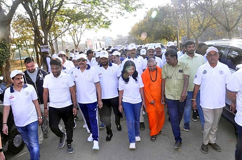 ಹಾಸನ ನಗರದ ಜಿಲ್ಲಾ ಕ್ರೀಡಾಂಗಣದ ಹಾಕಿ ಮೈದಾನದಲ್ಲಿ ಆರೋಗ್ಯ ವಿಜ್ಞಾನಗಳ ವಿಶ್ವವಿದ್ಯಾಲಯ, ಕರ್ನಾಟಕ ದಿಶಾ ಭೋದ್ ಫೌಂಡೇಶನ್ ಮತ್ತು ನಾರ್ಕೋಟಿಕ್ಸ್ ಕಂಟ್ರೋಲ್ ಬ್ಯೂರೋ ಸಹಯೋಗದೊಂದಿಗೆ ಹಮ್ಮಿಕೊಂಡಿದ್ದ ನಶಾಮುಕ್ತ ಭಾರತ ಜಾಥಾಕ್ಕೆ ಸಂಸದ ಶ್ರೇಯಸ್ ಪಟೇಲ್ ಚಾಲನೆ ನೀಡಿದರು. ಜಿಲ್ಲಾಧಿಕಾರಿ ಕೆ.ಎಸ್. ಲತಾಕುಮಾರಿ, ದಿಶಾ ಭೋದ್ ಫೌಂಡೇಶನ್ ನಿರ್ದೇಶಕ ಧೃವಕುಮಾರ್, ಎಎಸ್ಪಿ ಶ್ರೀನಿಧಿ ಮತ್ತತರರು ಉಪಸ್ಥಿತರಿದ್ದರು.